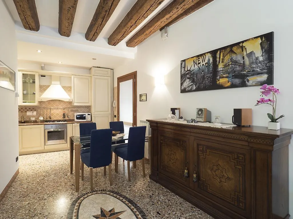 Romantic Lagoon - Canal View Venice Apartment