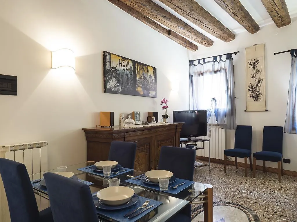 Romantic Lagoon - Canal View Venice Apartment
